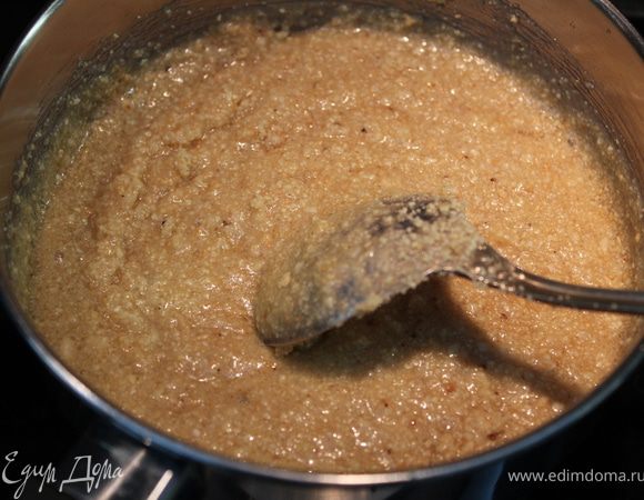 Добавить к нему молотый миндаль и помешивая подержать на огне минуты 2-3.