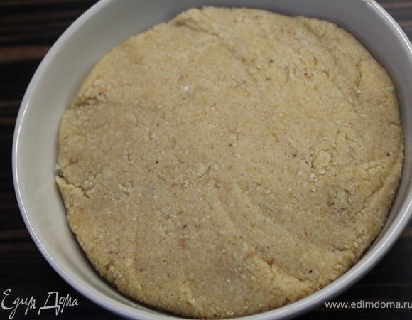 Затем снова отправить в блендер и еще  раз перемолоть. При необходимости добавить 2-3 ст.л. воды (я добавляла 2 ложки)...Марципан готов! Его можно использовать для лепки фигурок,украшения тортов, для накрывания тортов вместо других видов мастики, а также просто сделать брикетик и нарезать на конфетки. Это очень вкусно!:)...P.S. Либо вы можете использовать уже готовый покупной марципан.