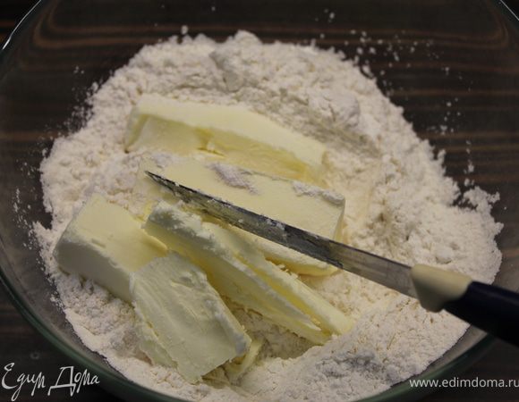 ТЕСТО - муку, соль и масло порубить до состояния крошки.