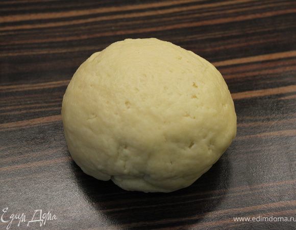 Добавить 3-4 ст.л. воды и замесить на столе эластичное тесто. Скатать в шар и отправить в холодильник.