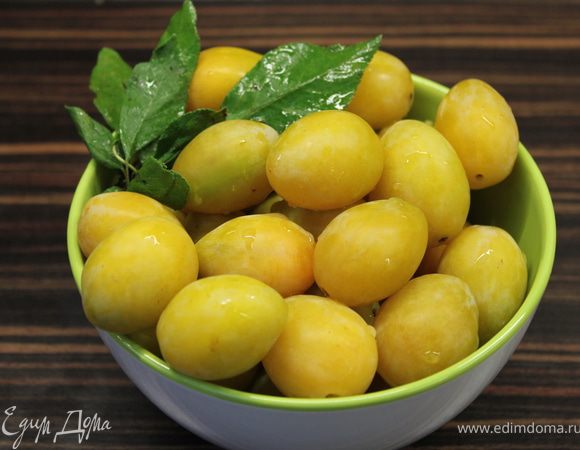 Нагреть духовку до 220 градусов. Приготовить сливы.