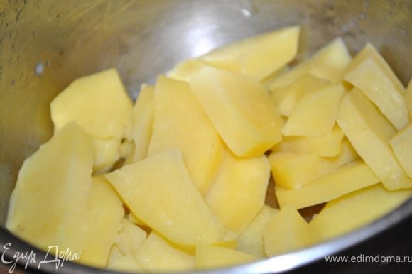 Картофель очистить, нарезать ломтиками и отварить в подсоленной воде до готовности.