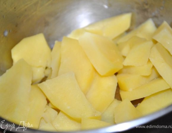 Картофель очистить, нарезать ломтиками и отварить в подсоленной воде до готовности.