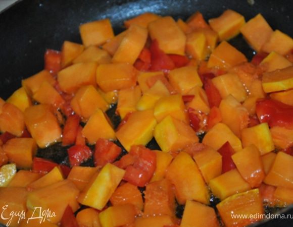 Разогреть раст. масло, бросить тыкву и перец, жарить помешивая 5-7 минут.