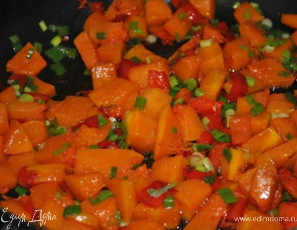 Добавить соль, перец чили, нарубленный зеленый лук и жарить еще пару минут.