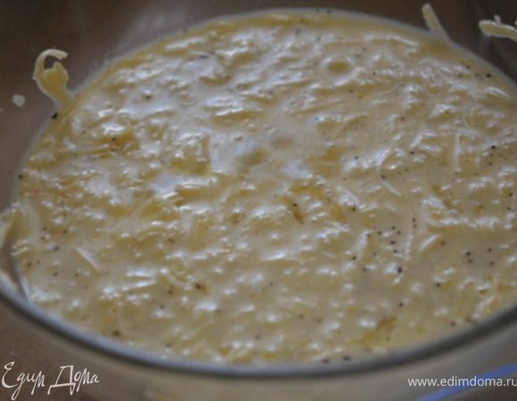 Яйца взбить с молоком, добавить соль, перец, натертый сыр.