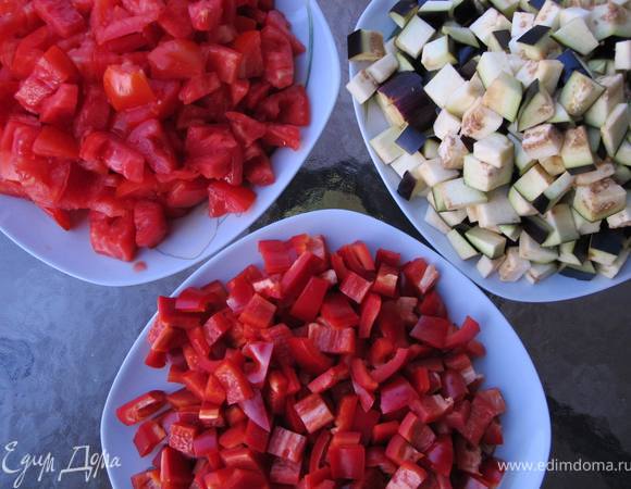 Баклажаны и перец режем кубиками, помидоры разрезаем на сектора, избавляемся от семян и сока. Режем также на кубики.