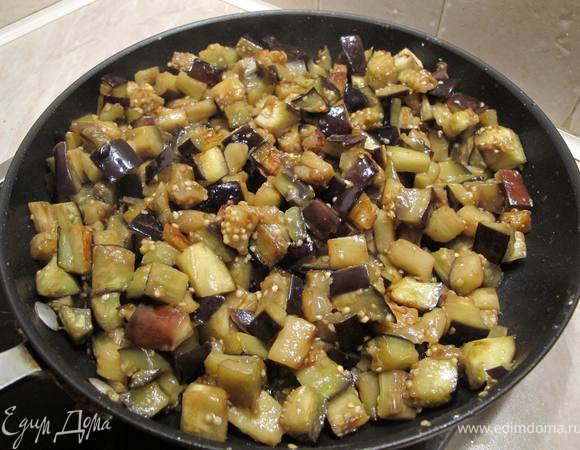 Поочередно обжариваем овощи на сковороде. 
Наливаем с сковороду немного растельного масла и  жарим баклажаны до золотистой корочки. Приблизительно 10-15 минут. Огонь средний. Посолить. Масло добавлять по мере надобности. После того, как баклажаны поджарились перекладываем их в кастрюльку.