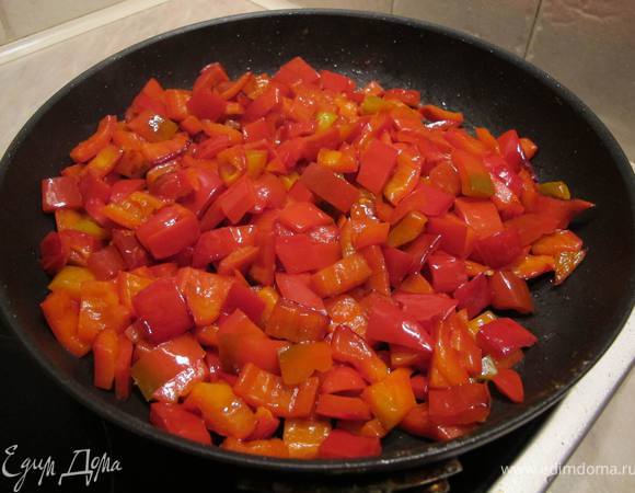Далее жарим перец около 10 минут и также перекладываем в кастрюльку.