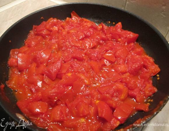 В заключение жарим помидоры. Наша цель - максимально выпарить  жидкость.  солим и перчим. Перекладываем в ту же кастрюльку.