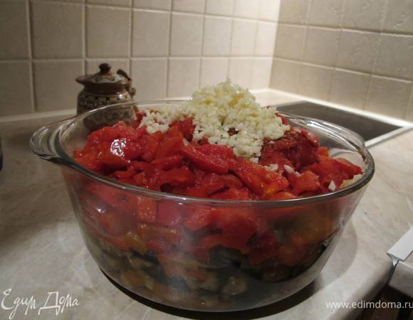 Добавляем мелко-мелко порезанный чеснок и перемешиваем. Ставим кастрюльку на огонь и тушим овощи минут 5.