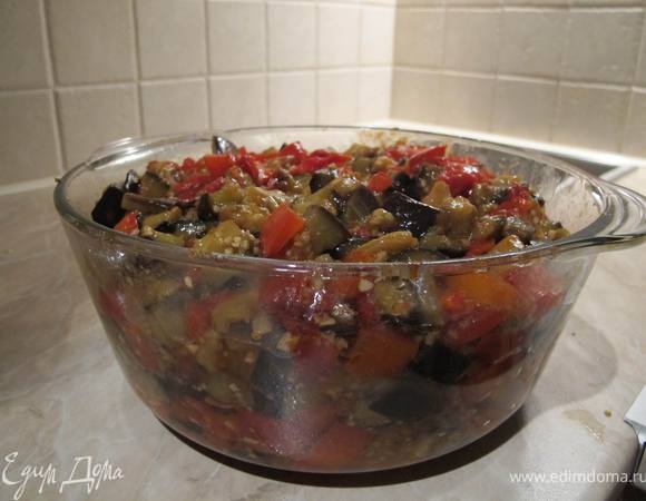 Подавать закуску на стол в охлажденном  виде и присыпанной зеленью. Не лишним окажется и бокал вина. Приятного аппетита.