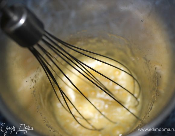 Взбить яйцо с солью(соли совсем немножко).