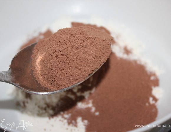 В другой посуде соединить муку с какао...