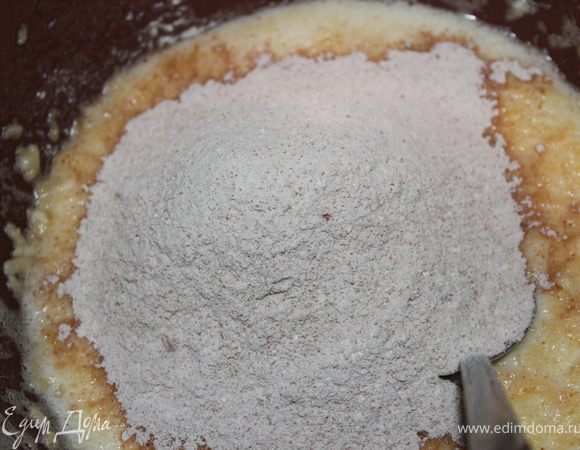 Соединить муку с яблочно-кабачковой смесью.