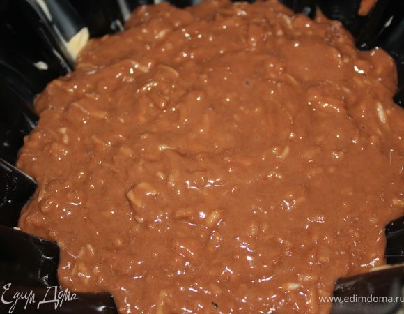 Форму для кекса смазать маслом и вылить в нее наше тесто. Выпекать в заранее разогретой духовке при 200 градусах 40 минут.