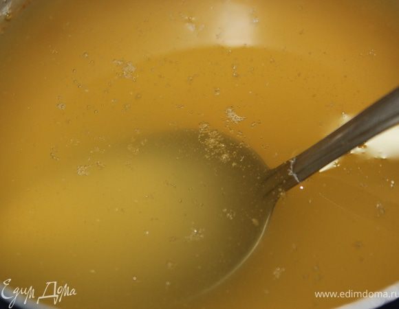 Замочить желатин в бульоне на 30 мин.