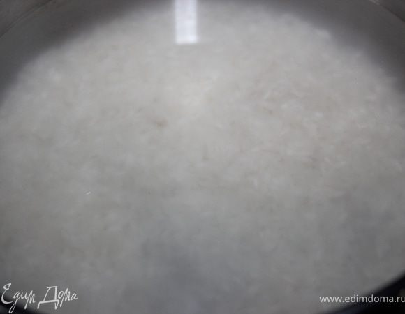 Тем временем отварить рис.