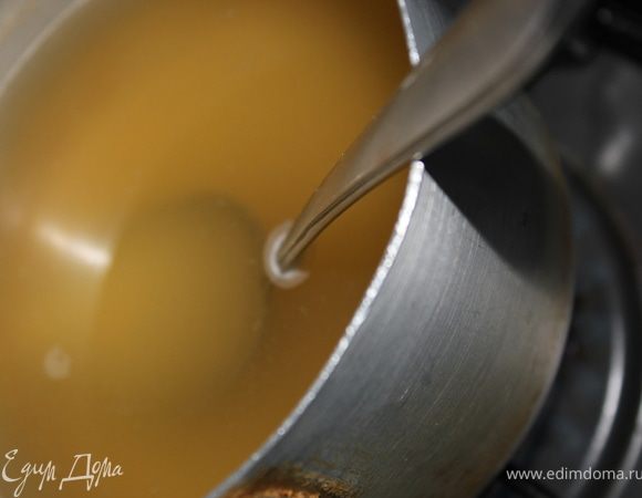 По истечении времени бульон с желатином поставить на огонь и подогреть, но не кипятить.