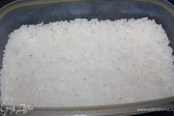 Отварной рис откинуть на дуршлаг, промыть под холодной водой и дать стечь воде. Выложить рис в емкость глубокую.