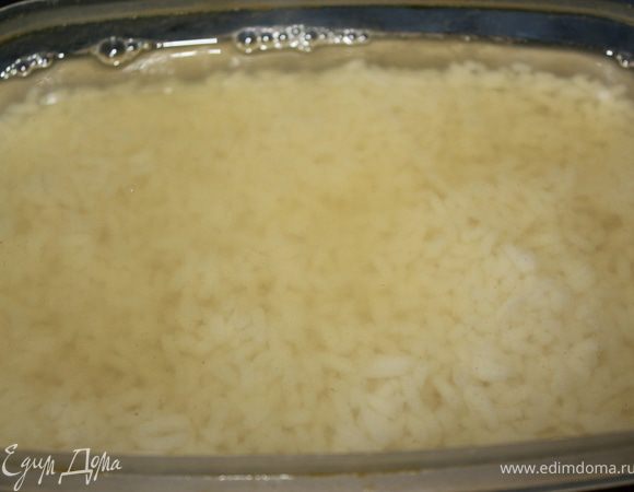 Аккуратно вылить на рис бульон с желатином. И поставить остужать, после переложить в холодильник часа на 2, для застывания.