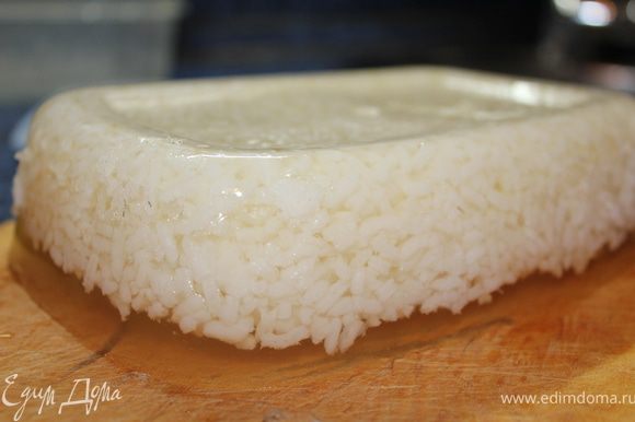 После того как рис застыл, выложить его из формы.