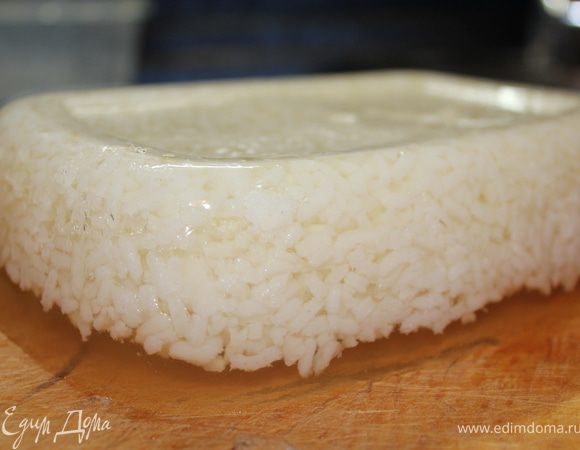 После того как рис застыл, выложить его из формы.