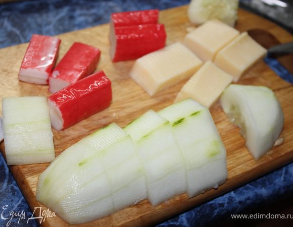 Порезать на кусочки все то, что вам необходимо для составления канапе. В моем случае это сыр, огурец, крабовые палочки и селедочка.