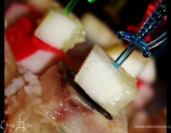 Ну и все можно теперь приступить к созданию канапе.) Вниз я клала сыр для устойчивости, потом рис, крабовая палочка и огурец завершал. А если селедочка, то она была вместо крабовой палочки)  Вуаля, Ролл от Ольги готов) Приятного аппетита)