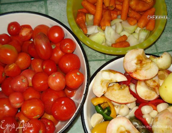 Подготовить все ингредиенты: моем помидоры, чистим лук, морковь, перец, чеснок, у яблок удаляем только семенное гнездо. Все это вместе с горьким перцем прокручиваем на мясорубке. 