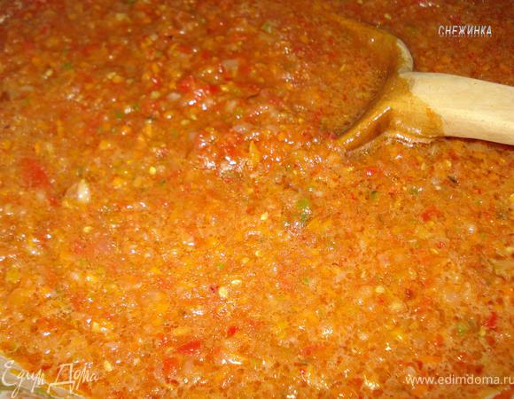 В полученную смесь добавляем 1 стакан растительного масла, соль, сахар и кипятим 1,5 часа. По вкусу можно добавить красный молотый перец. За 20 минут до готовности добавить измельченный чеснок. За 10 минут до готовности добавить стакан уксуса. 