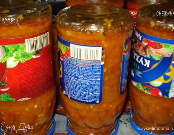 Горячую смесь разлить по стерилизованным баночкам и закатать. У меня вышло 6 баночек от соуса (по 450 гр) и 2 банки 0,5-литровые.