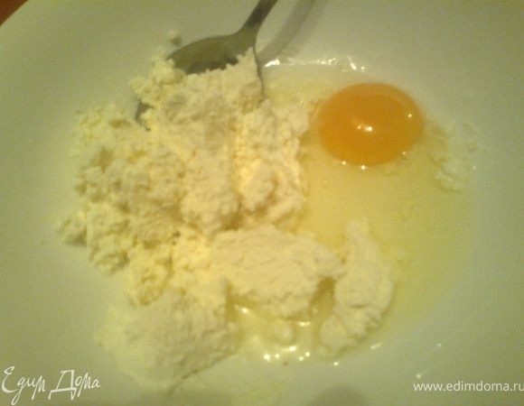 В творог добавить яйцо,горсть изюма,сахар,ваниль,муку,чуть цедры лимона.Чем меньше муки,тем нежнее,а значит вкуснее будет.