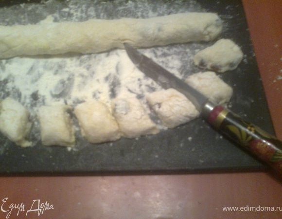 Выложить тесто на муку и,не прижимая сильно,скатать"колбаску".Нарезать на кусочки...