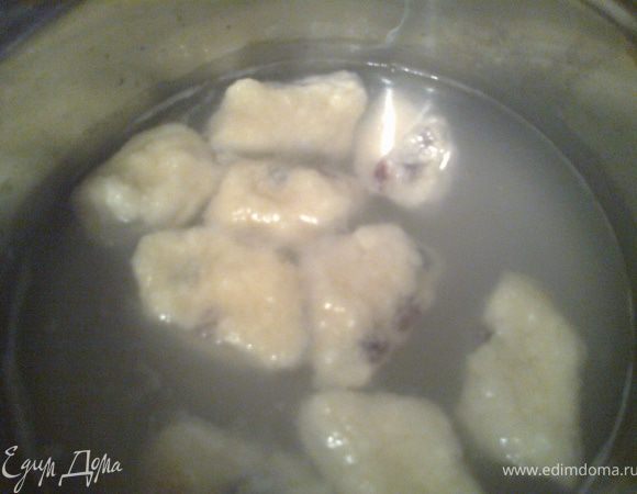 ...аккуратно на ноже опускаем в кипящую воду на пару-тройку минут.