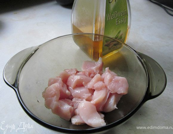 Куриное филе порезать на кусочки и замариновать в 1 ст.л.уксуса. По идее здесь нужен рисовый уксус, но у меня винный и получилось все замечательно:))