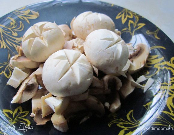 Грибы порезать, оставить несколько целых шляпок для украшения.