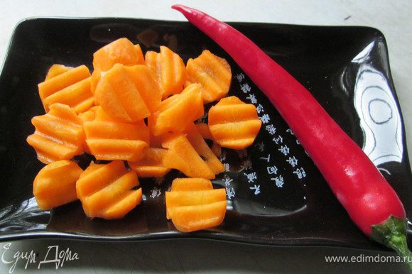 Морковь красиво порезать и добавить ее в готовый куриный бульон. Количество острого перчика добавить по вкусу. Положить в бульон курицу и варить 10 минут.