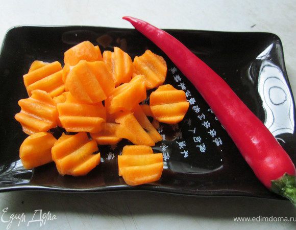 Морковь красиво порезать и добавить ее в готовый куриный бульон. Количество острого перчика добавить по вкусу. Положить в бульон курицу и варить 10 минут.