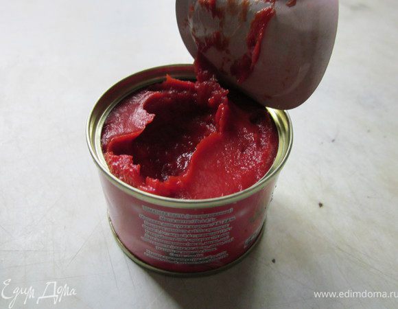 Добавить томатную пасту и грибы, готовим еще 10 минут.