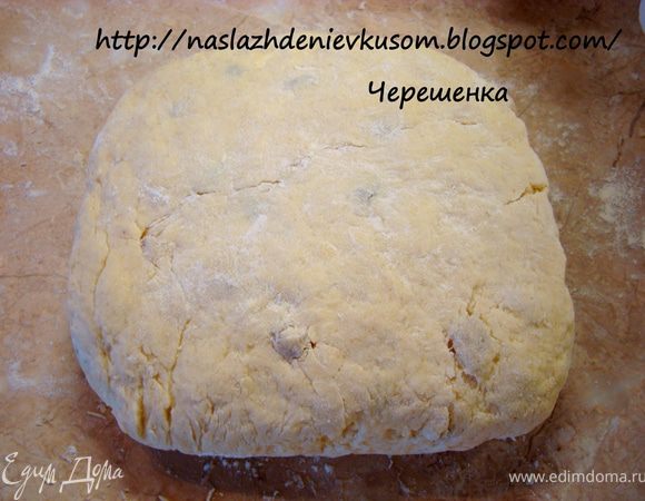 … еще раз приминаем. Опять сворачиваем пополам и снова приминаем. Получается квадрат…