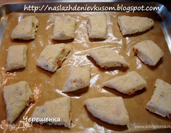 Присыпаем мукой наше тесто снизу и сверху, кладем в пакет и кладем в холодильник на 15 минут для охлаждения. Вытаскиваем охлажденное тесто, немного раскатываем его высотой 3-4 см, разрезаем на квадраты или прямоугольники и выкладываем на противень, покрытый промасленным пергаментом…