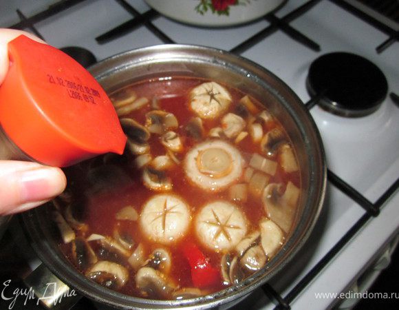 Добавить соевый соус. Пробуйте, чтобы суп был в меру соленым.