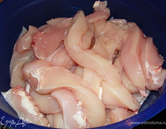 Для начала порежем мясо. Грудку куриную режем в длину, примерно на 3-4 части. Укладываем в посудину для маринада.