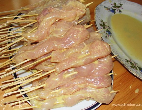 Теперь нанизываем мясо на бамбуковые шпажки для гриля. Самое главное при этом, чтобы толстая часть грудки была в 1 см от острия шпажки. Грилим соте....