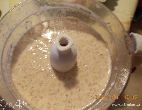 взбиваем яйца с сахаром, добавляем "агушу", взбиваем, добавляем смесь муки с миндалём
