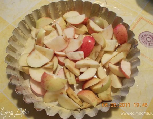 смазываем форму маслом, режем в неё яблоки