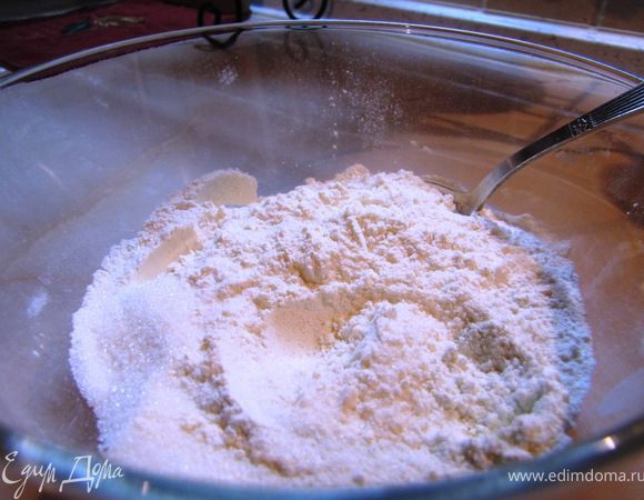 Смешиваем просеянную муку с сахаром, содой, ванилью