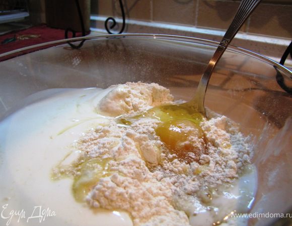 Добавляем кефир, яйцо, мед