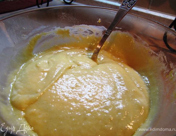 Перемешиваем, я мешала ложкой 3-5 минут. Тесто получается кремовой консистенции, мягкое и нежное, золотистое.